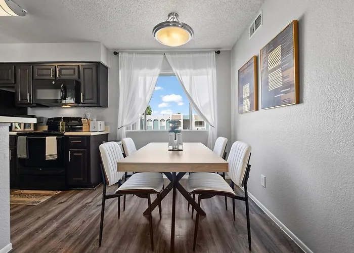 Designer Retreat - King Bed, Pool, Gym Apartament *