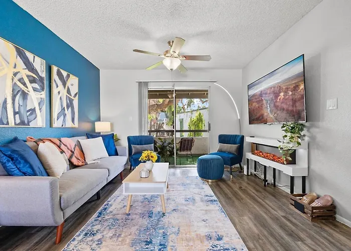 Designer Retreat - King Bed, Pool, Gym