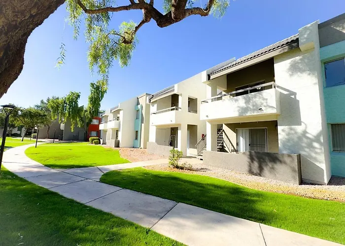 Designer Retreat - King Bed, Pool, Gym Gilbert