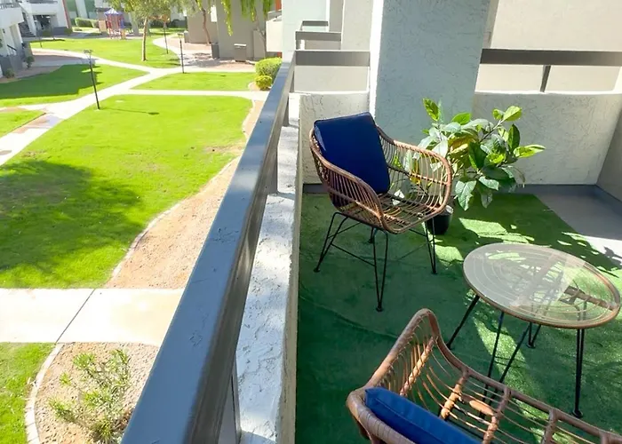 Designer Retreat - King Bed, Pool, Gym *