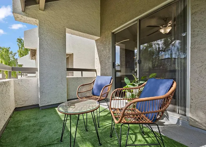 Designer Retreat - King Bed, Pool, Gym