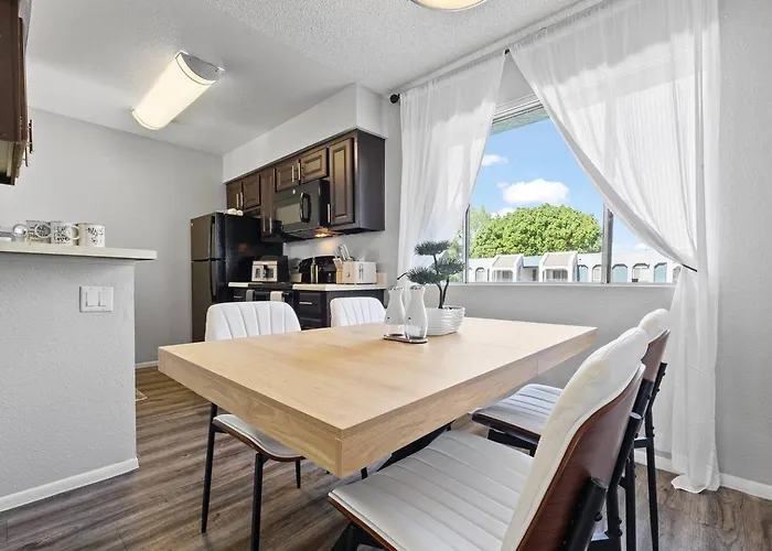 Designer Retreat - King Bed, Pool, Gym Apartament *