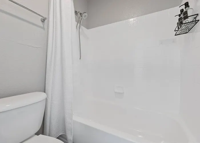 Designer Retreat - King Bed, Pool, Gym * Gilbert