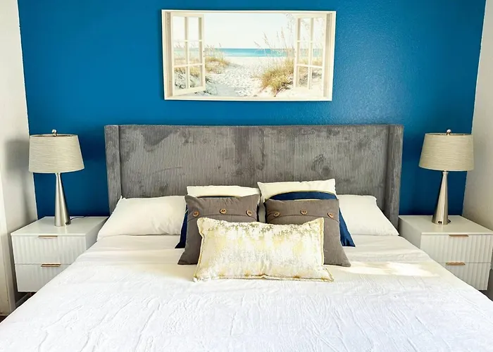 Designer Retreat - King Bed, Pool, Gym
