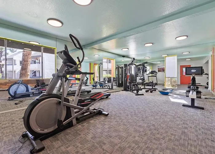 Apartament Designer Retreat - King Bed, Pool, Gym *