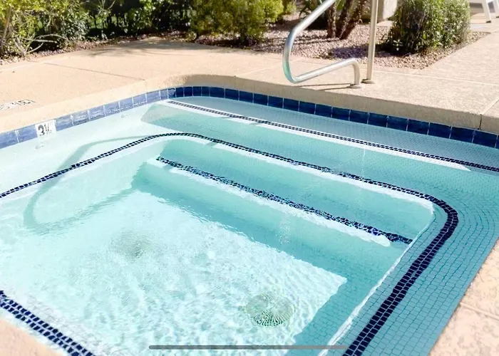 Designer Retreat - King Bed, Pool, Gym
