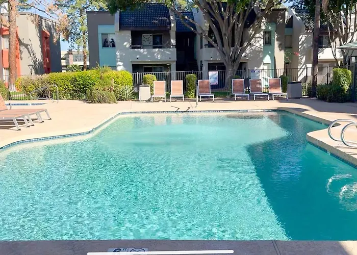 Designer Retreat - King Bed, Pool, Gym *