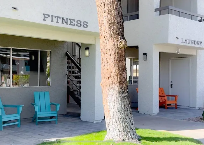 Designer Retreat - King Bed, Pool, Gym Gilbert